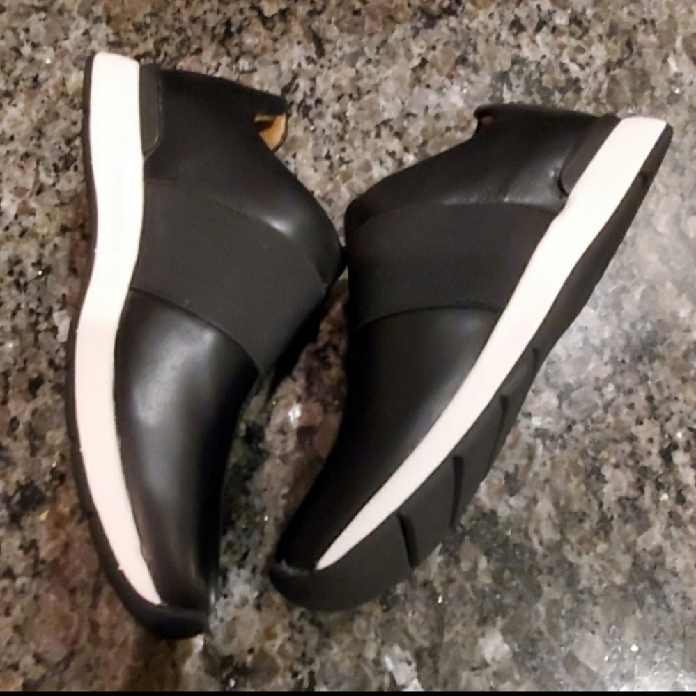 Vionic Codie All Black Casual Sneakers - Picture 2 of 6